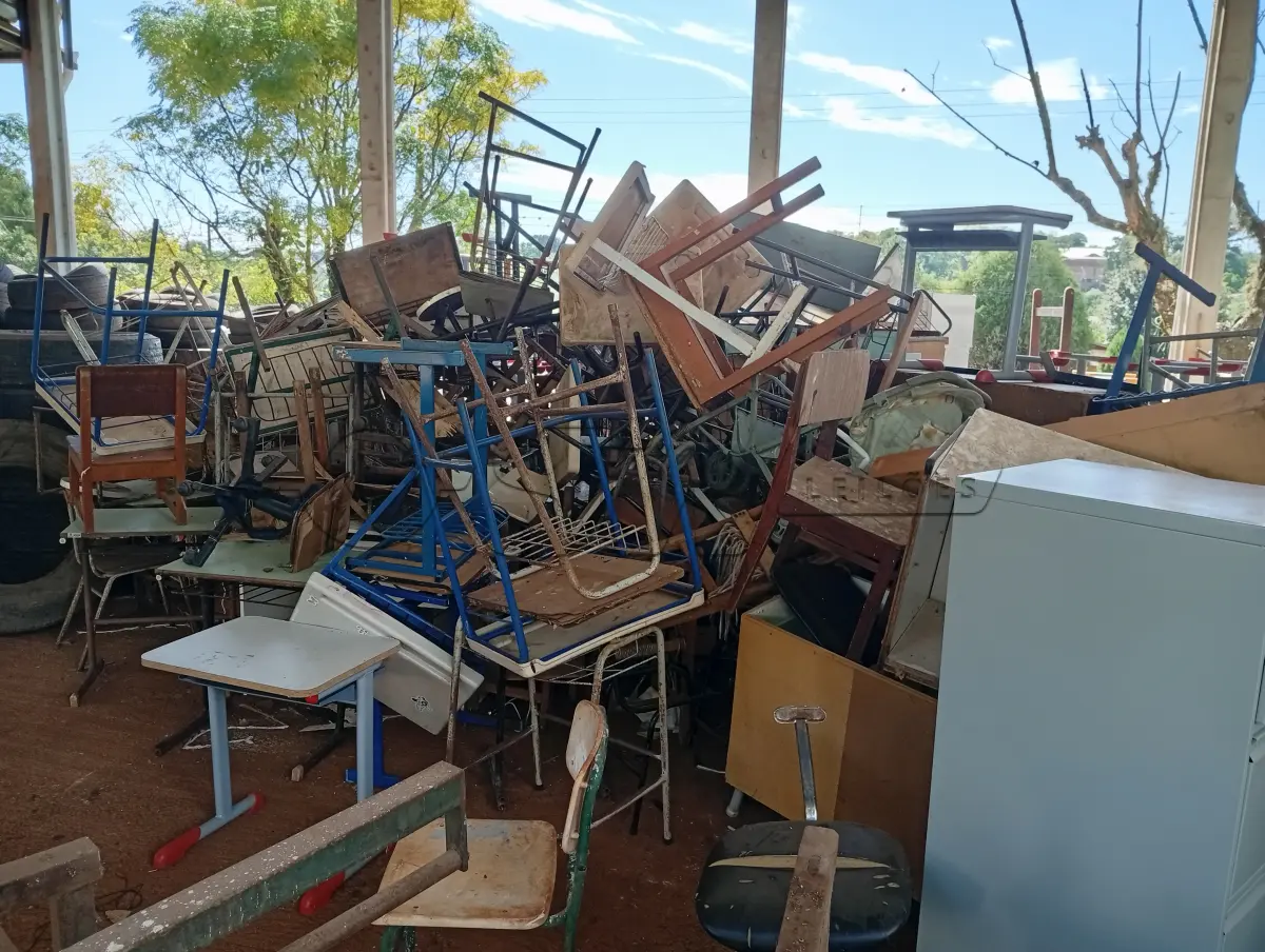 LOTE 024 - MOBILIÁRIO EM GERAL composto por armários, classes escolares, cadeiras, mesas entre outros.