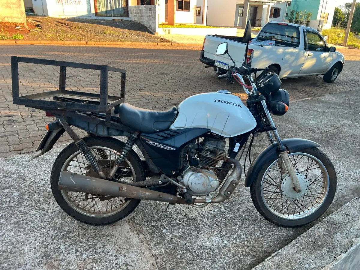 LOTE 001 - Uma motocicleta HONDA CG 125 CARGO KS Placa: IWP7129