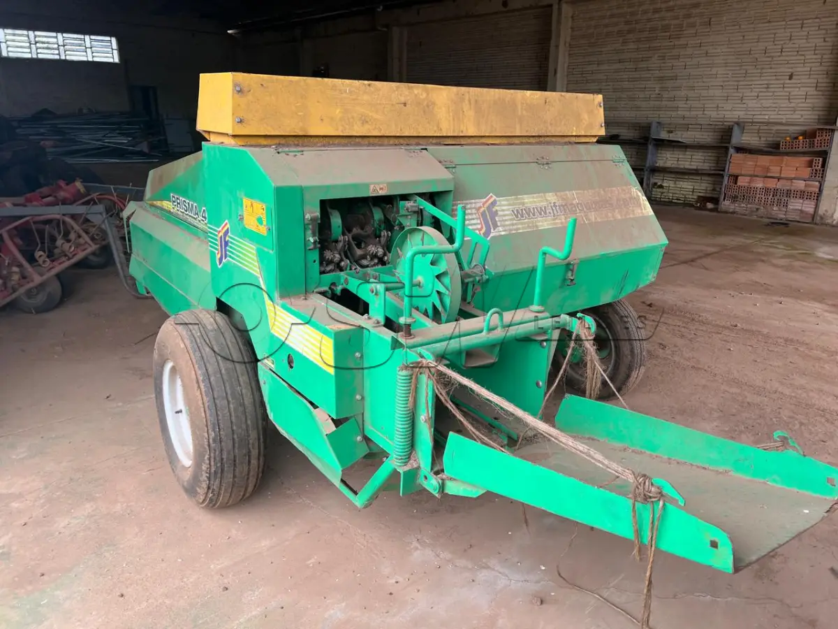 LOTE 008 - equipamentos para fenação composto de uma enfardadeira marca JF Prisma 4000, um ancinho e um ceifador.