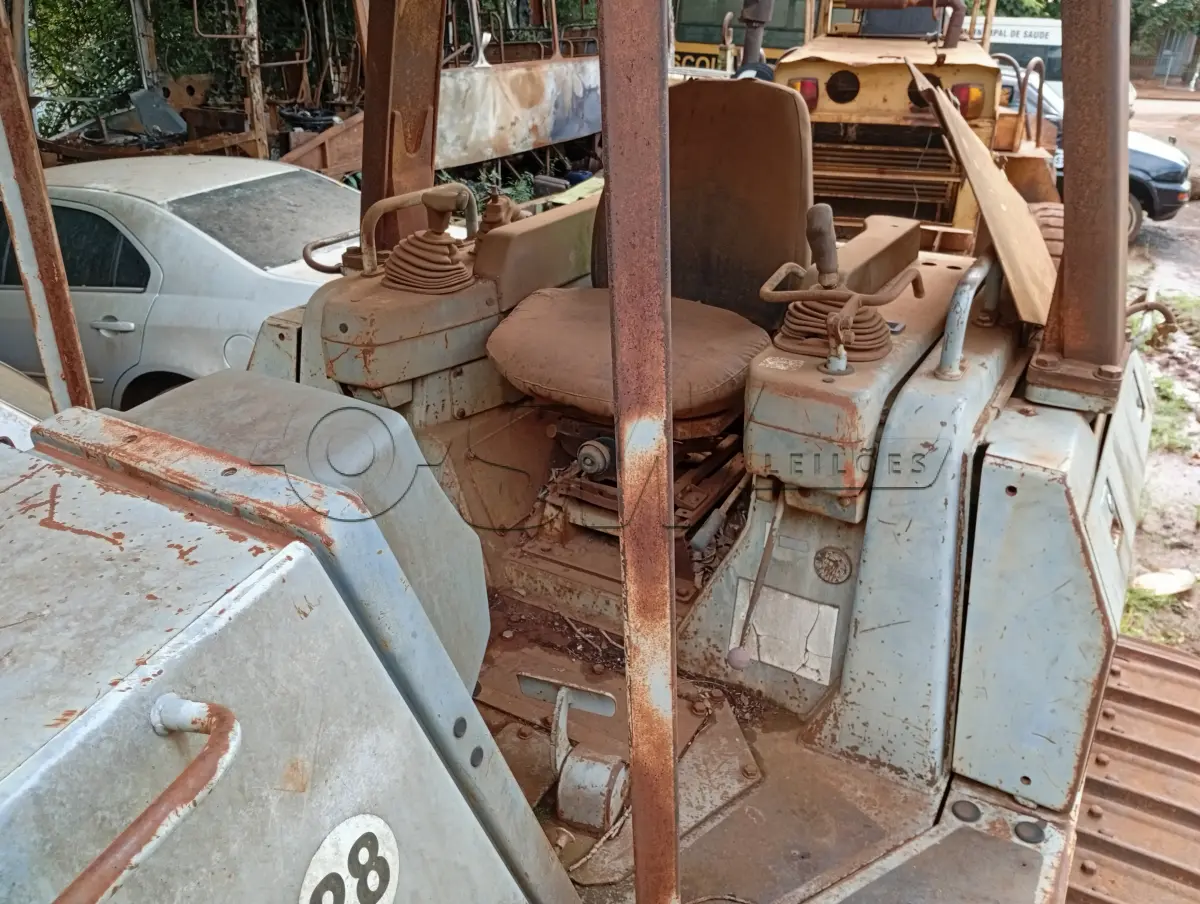 LOTE 010 - MÁQUINA RODOVIÁRIA - TRATOR ESTEIRA, marca KOMATSU modelo D41E-6,