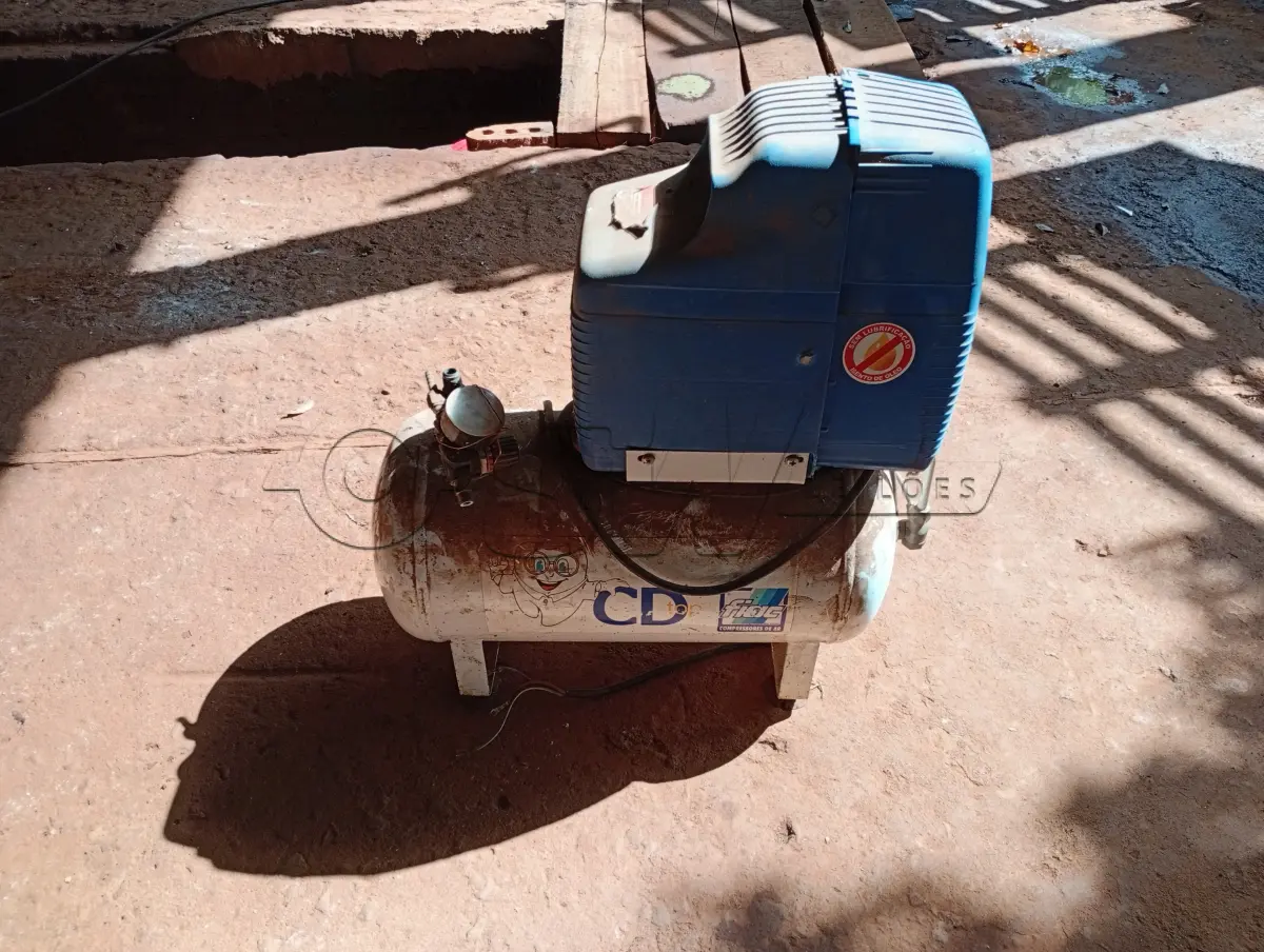 LOTE 025 - COMPRESSOR DE AR  na cor branca e azul, marca CD FIAC, vazão 170, preção 8, reservatório 24 litros