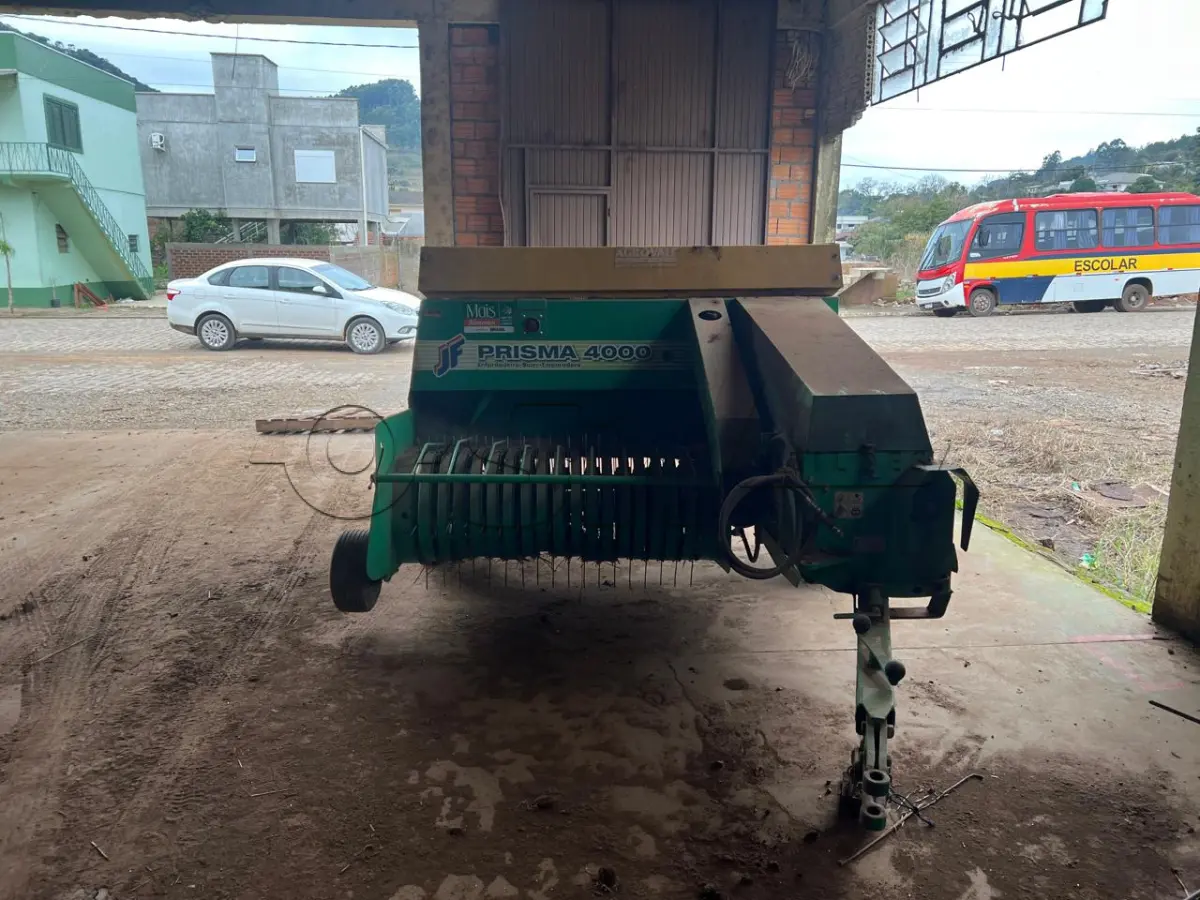 LOTE 008 - equipamentos para fenação composto de uma enfardadeira marca JF Prisma 4000, um ancinho e um ceifador.