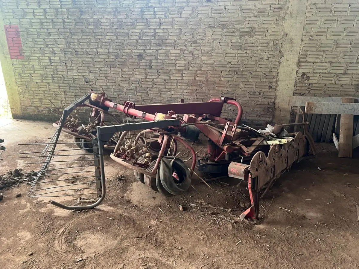 LOTE 008 - equipamentos para fenação composto de uma enfardadeira marca JF Prisma 4000, um ancinho e um ceifador.