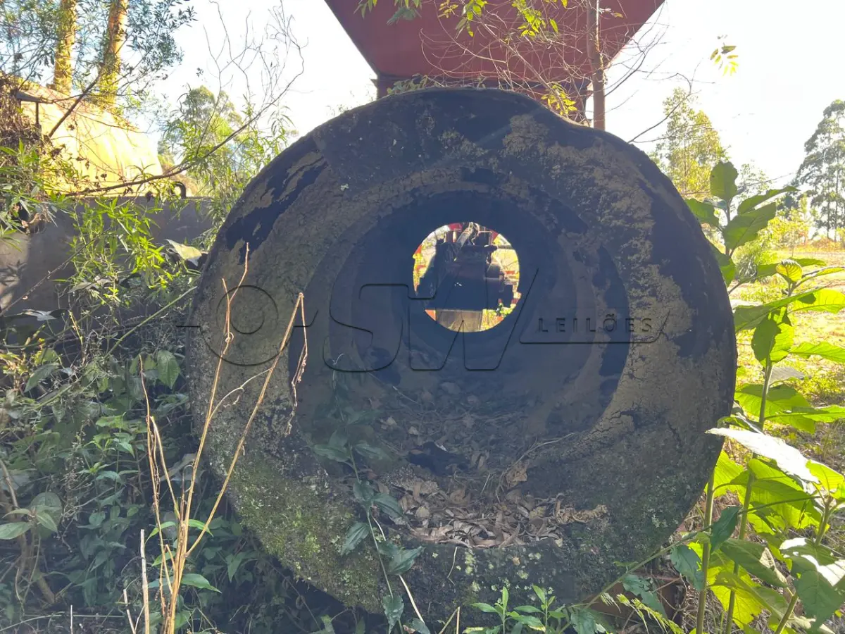 LOTE 007 - usina de asfalto frio, marca cifali, composta de um funil e esteira sem motor, três tanques metálicos para emulsão asfáltica