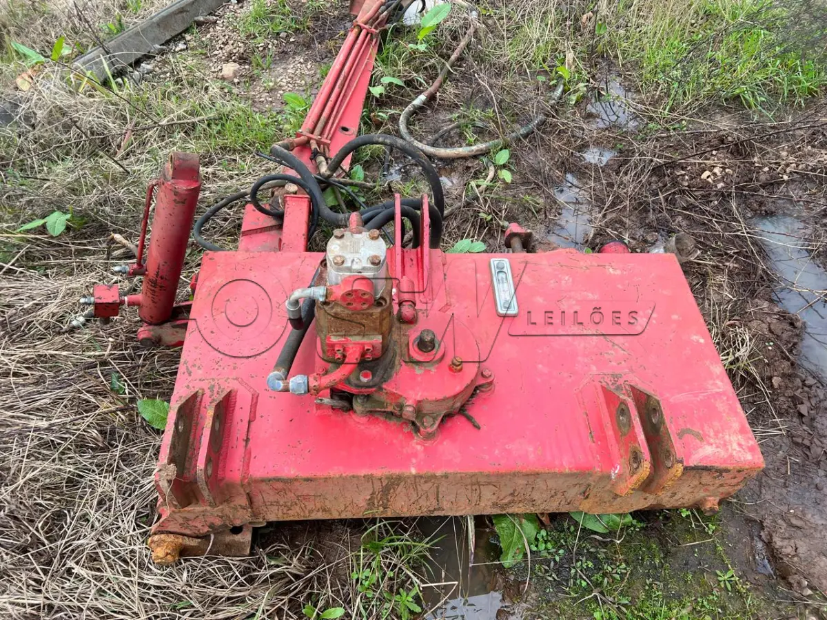 LOTE 013 - Roçadeira articulada faltando peças (sucata)