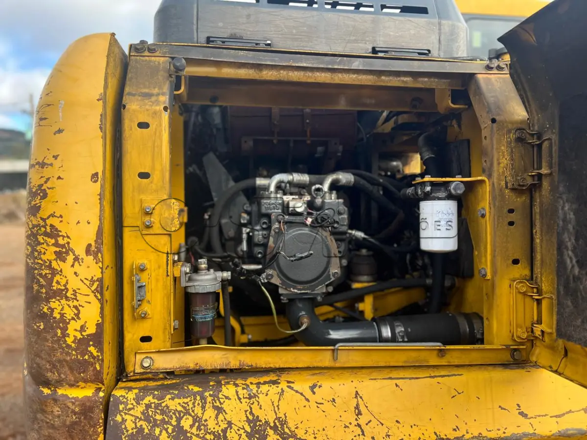 LOTE 010 - Escavadeira Hidráulica, marca Komatsu, modelo PC 160 LC-7B