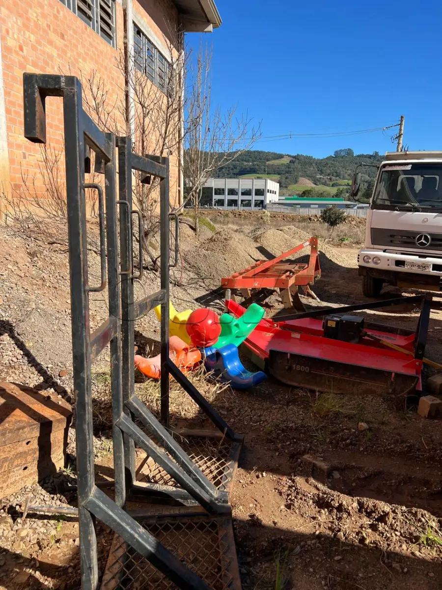 LOTE 001 - Caminhão FORD/F14000 HD; Placa IJB4975, ANO/MOD: 1998