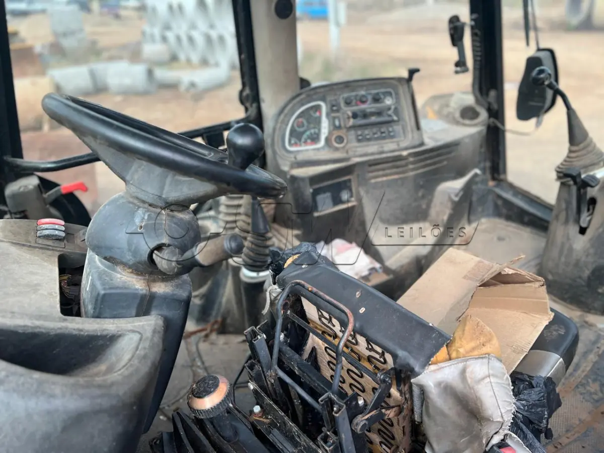 LOTE 004 - Retroescavadeira Articulada, marca JCB, equipada com concha dianteira vazada