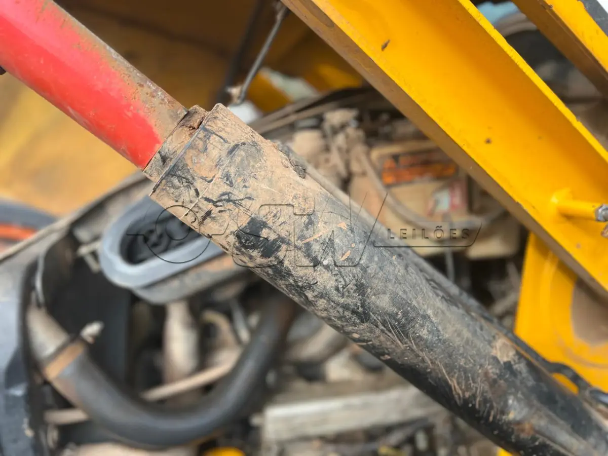 LOTE 004 - Retroescavadeira Articulada, marca JCB, equipada com concha dianteira vazada
