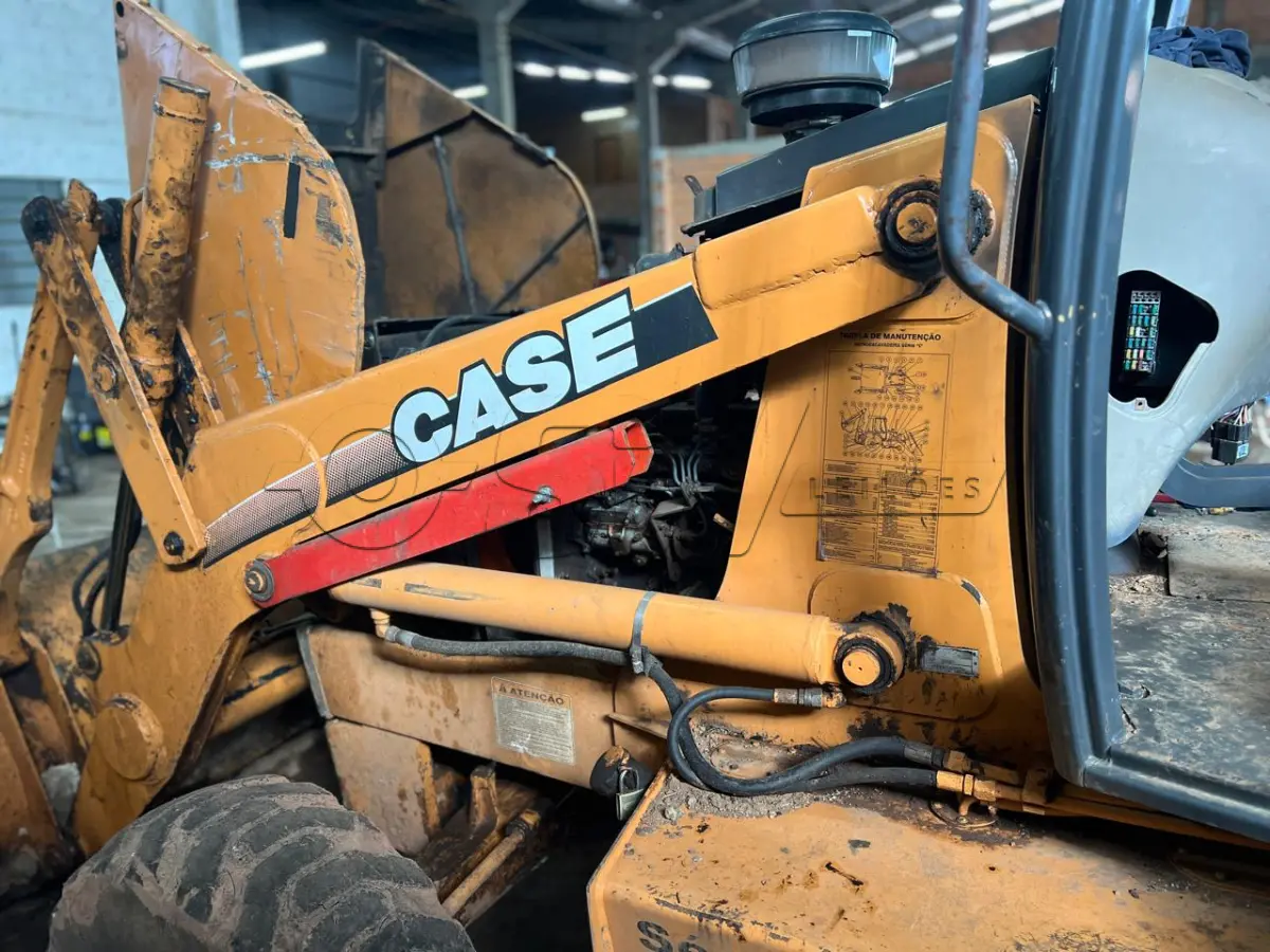 LOTE 005 - Retroescavadeira marca CASE 580, série 3