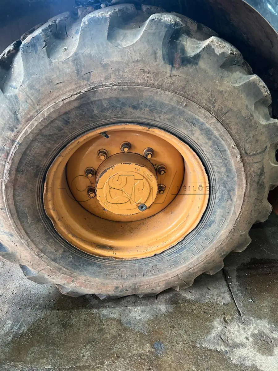 LOTE 005 - Retroescavadeira marca CASE 580, série 3