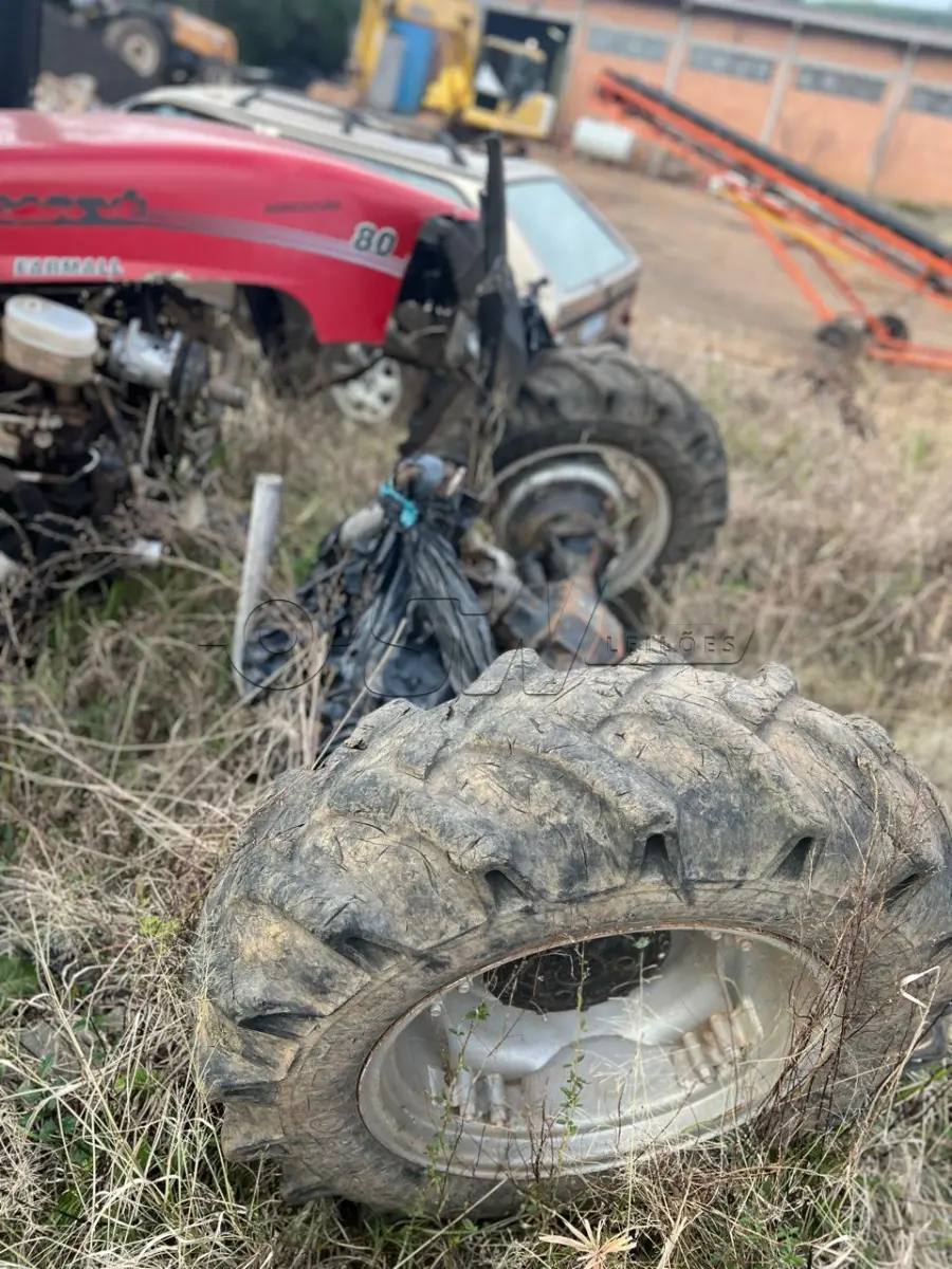 LOTE 009 - Trator FARMALL 80 tracionado, marca Case, gabinado