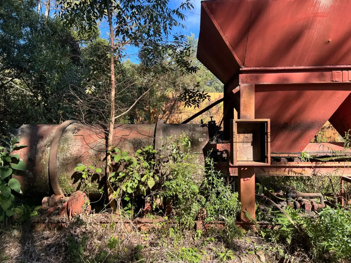 LOTE 007 - usina de asfalto frio, marca cifali, composta de um funil e esteira sem motor, três tanques metálicos para emulsão asfáltica