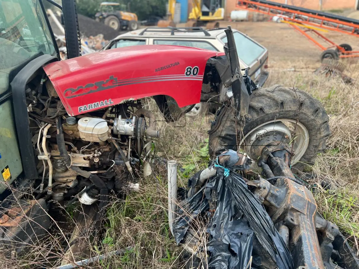 LOTE 009 - Trator FARMALL 80 tracionado, marca Case, gabinado