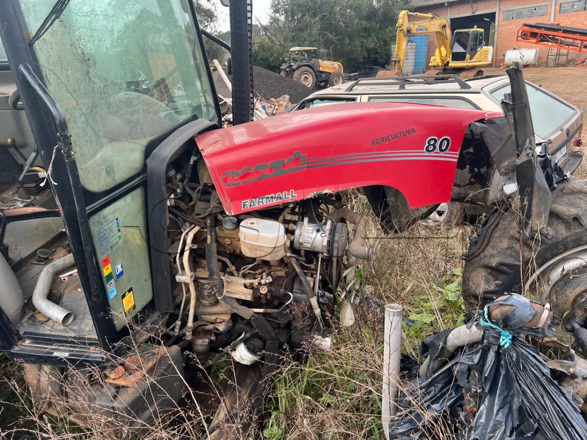 LOTE 009 - Trator FARMALL 80 tracionado, marca Case, gabinado