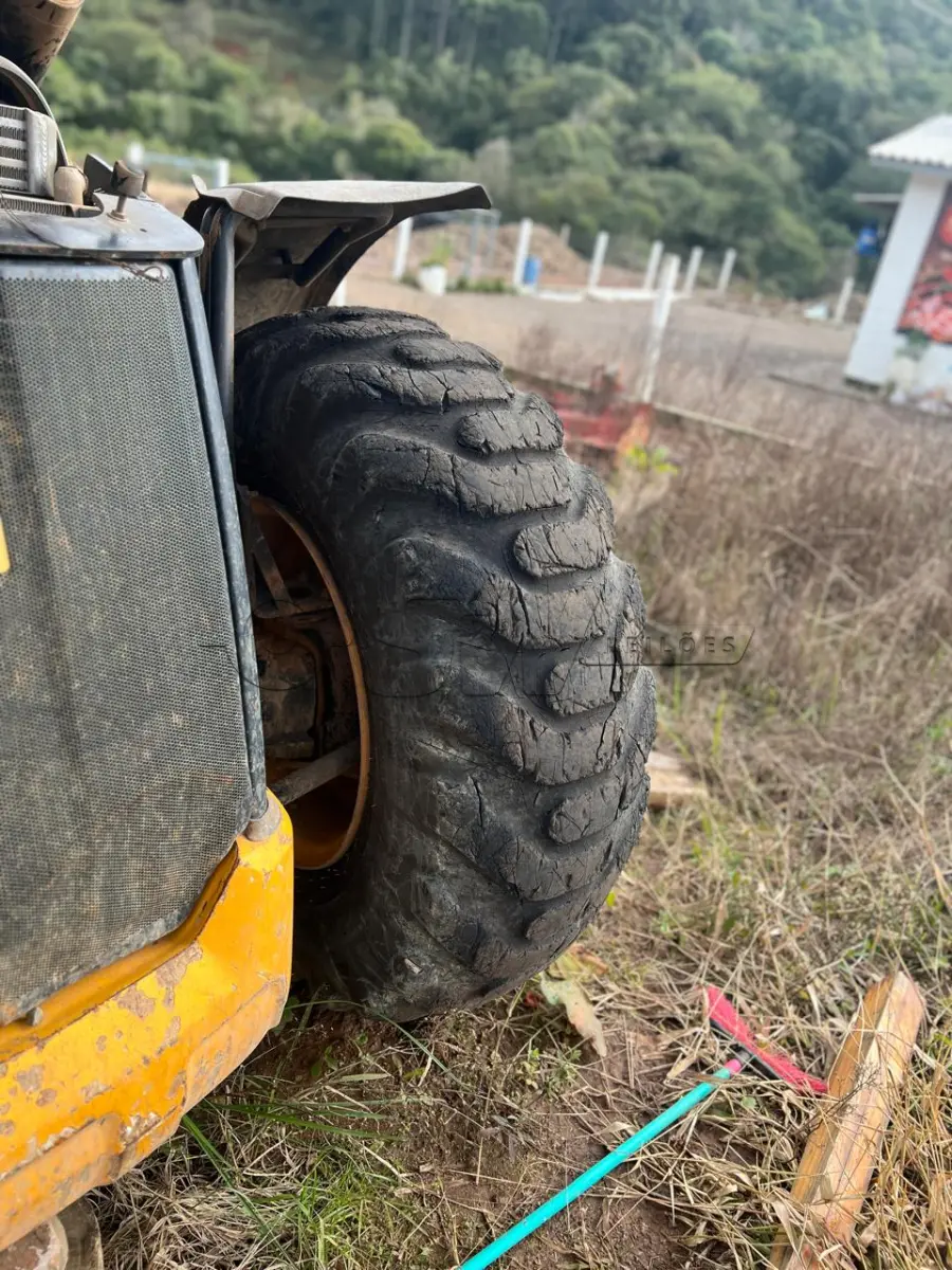 LOTE 004 - Retroescavadeira Articulada, marca JCB, equipada com concha dianteira vazada