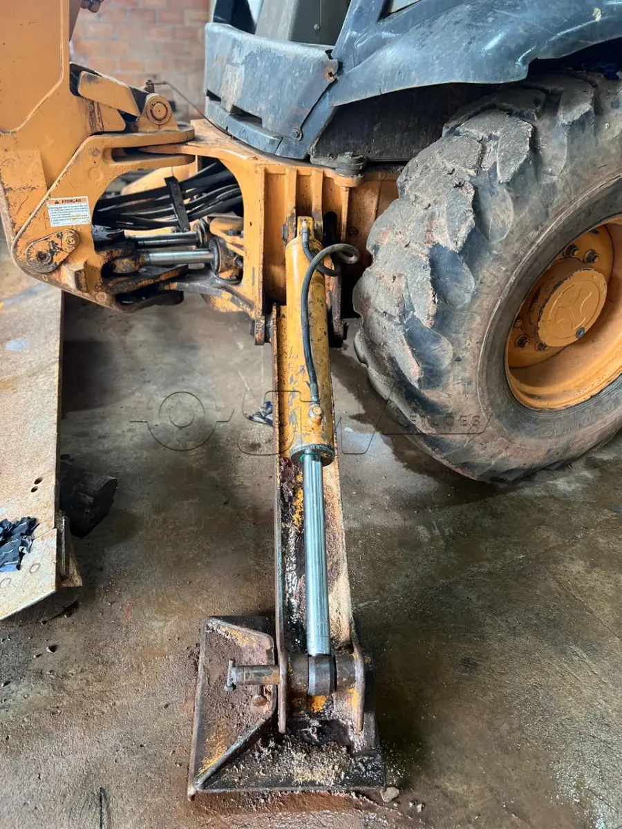 LOTE 005 - Retroescavadeira marca CASE 580, série 3