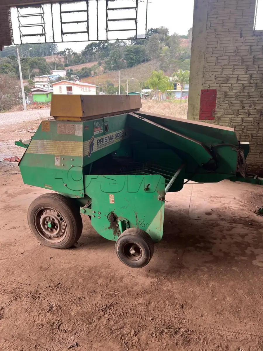 LOTE 008 - equipamentos para fenação composto de uma enfardadeira marca JF Prisma 4000, um ancinho e um ceifador.