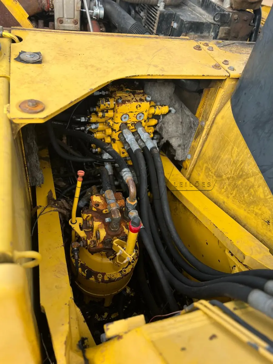 LOTE 010 - Escavadeira Hidráulica, marca Komatsu, modelo PC 160 LC-7B