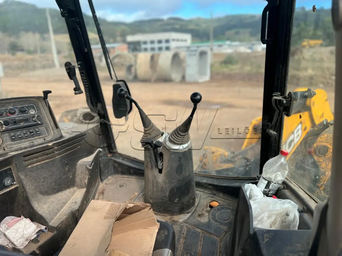 LOTE 004 - Retroescavadeira Articulada, marca JCB, equipada com concha dianteira vazada