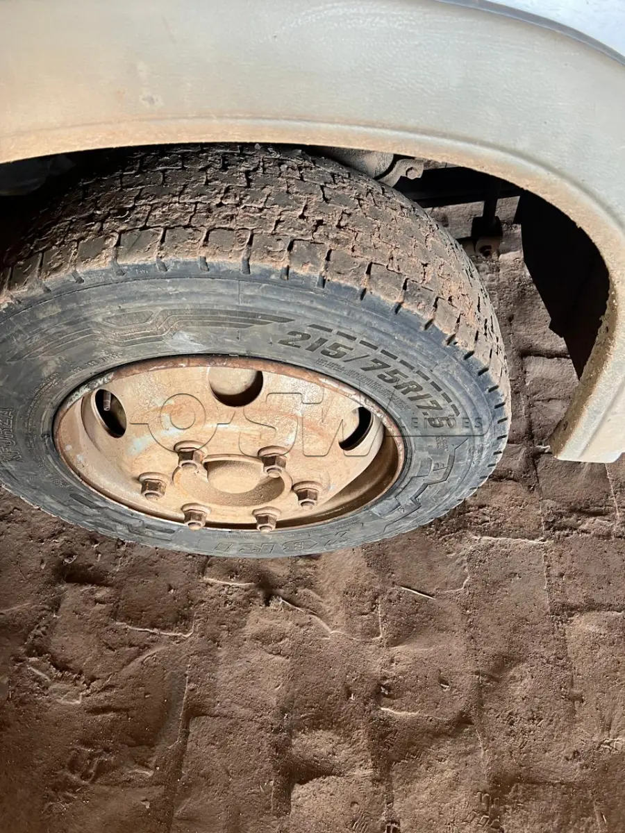 LOTE 015 - Ônibus MARCOPOLO/VOLARE V8 ON, ano/mod. 2005/2006, cor prata