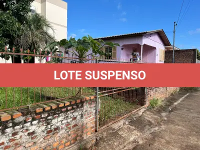 LOTE 001 - Casa de madeira  e lote urbano no município de Guarani das Missões