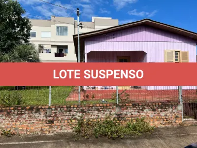 LOTE 001 - Casa de madeira  e lote urbano no município de Guarani das Missões