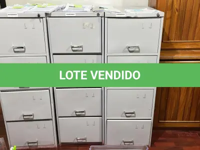 LOTE 023 - Lote de moveis de escritório, composto de arquivos de aço, cadeiras, prateleira e balcão
