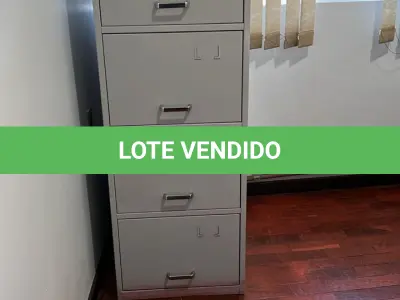 LOTE 023 - Lote de moveis de escritório, composto de arquivos de aço, cadeiras, prateleira e balcão