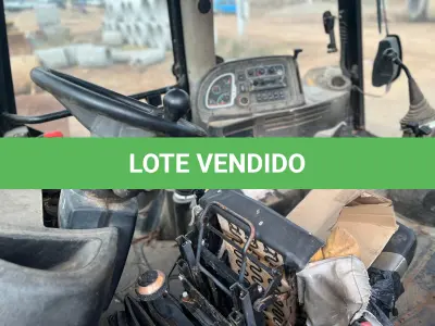 LOTE 004 - Retroescavadeira Articulada, marca JCB, equipada com concha dianteira vazada