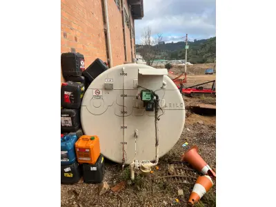 LOTE 022 - Um tanque de combustível com bomba de aferição