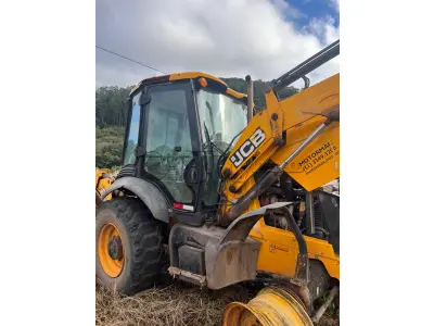 LOTE 004 - Retroescavadeira Articulada, marca JCB, equipada com concha dianteira vazada