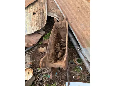 LOTE 014 - Lote composto de três conchas para retroescavadeiras e uma lâmina para moto niveladora.