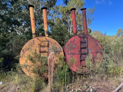 LOTE 007 - usina de asfalto frio, marca cifali, composta de um funil e esteira sem motor, três tanques metálicos para emulsão asfáltica