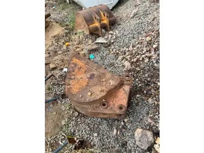 LOTE 014 - Lote composto de três conchas para retroescavadeiras e uma lâmina para moto niveladora.