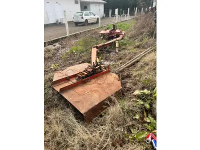 LOTE 013 - Roçadeira articulada faltando peças (sucata)