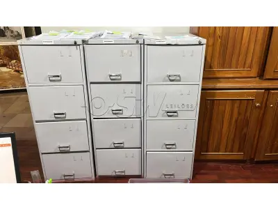 LOTE 023 - Lote de moveis de escritório, composto de arquivos de aço, cadeiras, prateleira e balcão