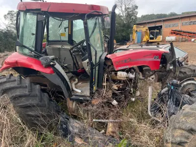 LOTE 009 - Trator FARMALL 80 tracionado, marca Case, gabinado