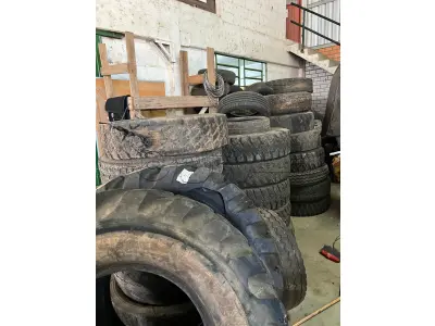 LOTE 003 - Sucata de pneus de várias bitolas, aproximadamente 50 unidades
