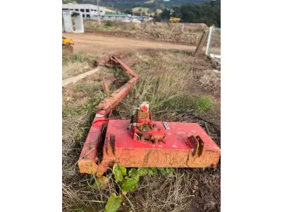 LOTE 013 - Roçadeira articulada faltando peças (sucata)