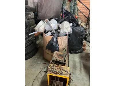 LOTE 021 - sucatas, um carregador de bateria, um compressor odontológico e um cofre metálico