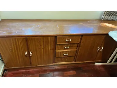 LOTE 023 - Lote de moveis de escritório, composto de arquivos de aço, cadeiras, prateleira e balcão