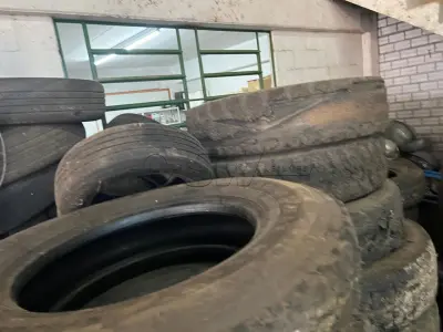 LOTE 003 - Sucata de pneus de várias bitolas, aproximadamente 50 unidades