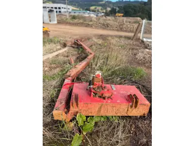LOTE 013 - Roçadeira articulada faltando peças (sucata)