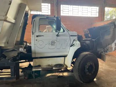 LOTE 001 - Caminhão FORD/F14000 HD; Placa IJB4975, ANO/MOD: 1998