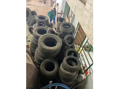 LOTE 003 - Sucata de pneus de várias bitolas, aproximadamente 50 unidades