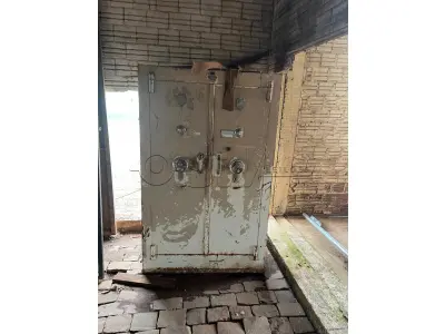 LOTE 021 - sucatas, um carregador de bateria, um compressor odontológico e um cofre metálico