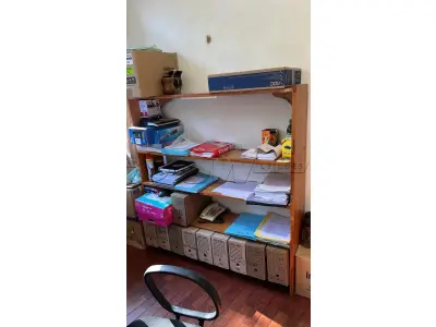 LOTE 023 - Lote de moveis de escritório, composto de arquivos de aço, cadeiras, prateleira e balcão