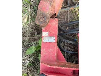 LOTE 013 - Roçadeira articulada faltando peças (sucata)