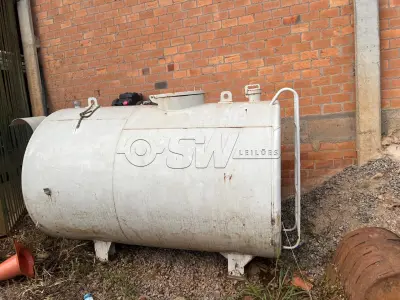 LOTE 022 - Um tanque de combustível com bomba de aferição